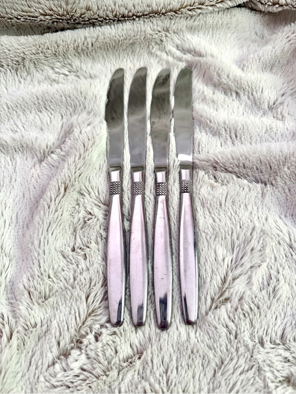 vintage towle set of 4 "Danish Pearl" pattern produced by Supreme Cutlery